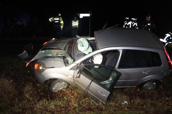 Schwerer Unfall in Beverungen: 22-Jähriger prallt mit Auto gegen Baum