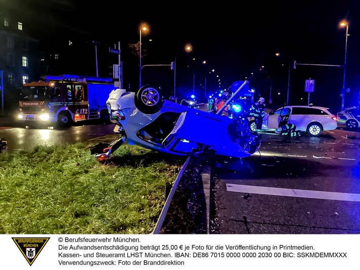 Schwerer Unfall in Schwabing: Fahrzeug auf dem Dach, mehrere Verletzte!