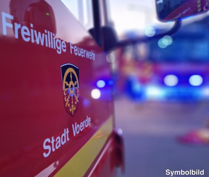 Schwerer Unfall in Voerde: Pkw kracht in Hauswand – Feuerwehr im Einsatz!