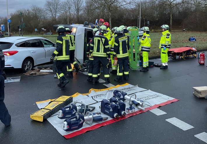 Schwerer Verkehrsunfall in Bonn: Zwei Verletzte bei dramatischer Rettung!