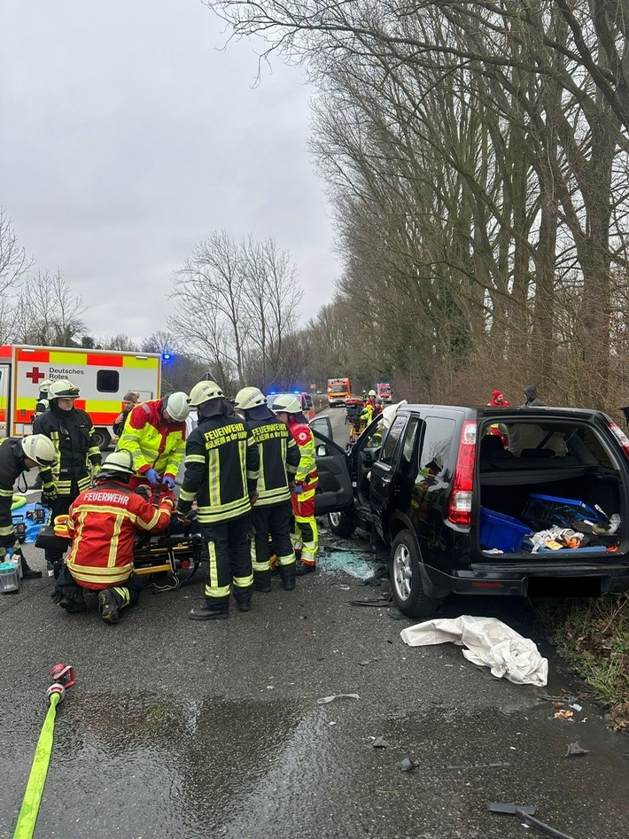 Schwerer Verkehrsunfall in Mülheim: Drei Verletzte bei Frontalzusammenstoß!