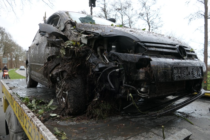 Sturmgefahr auf der B73: Seniorin nach Unfall in Neuhaus verletzt!