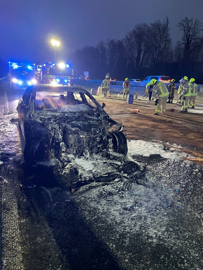 Taxibrand auf BAB3: Feuerwehr Ratingen verhindert Umweltschaden!