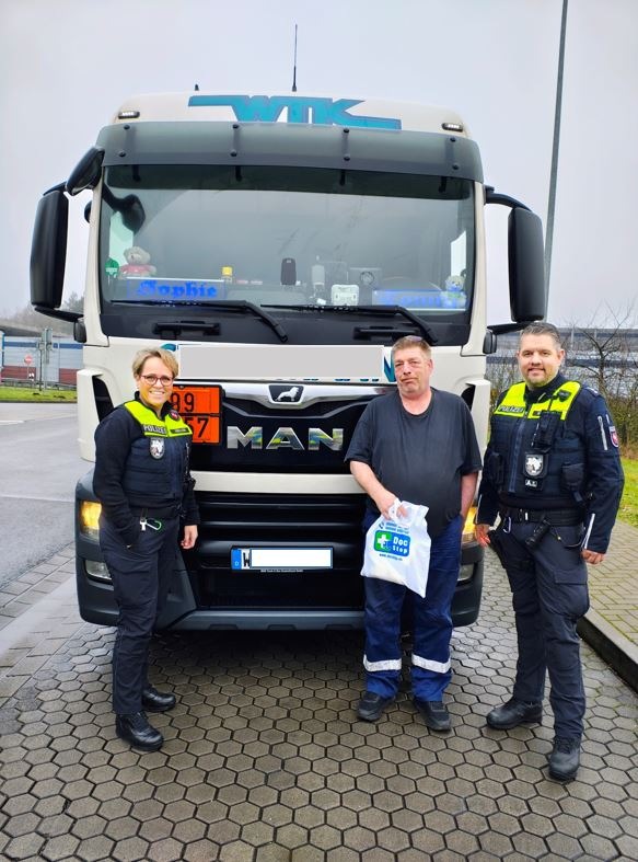 Überraschung unter dem Sternenhimmel: Polizei beschenkt Lkw-Fahrer!