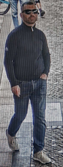 Überwachungsbilder: Wer kennt den Angreifer der 68-Jährigen in Berlin?