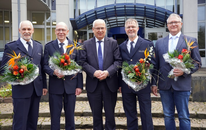 Unten dem Dienstherren: Landrat übergibt Ruhestandsurkunden!