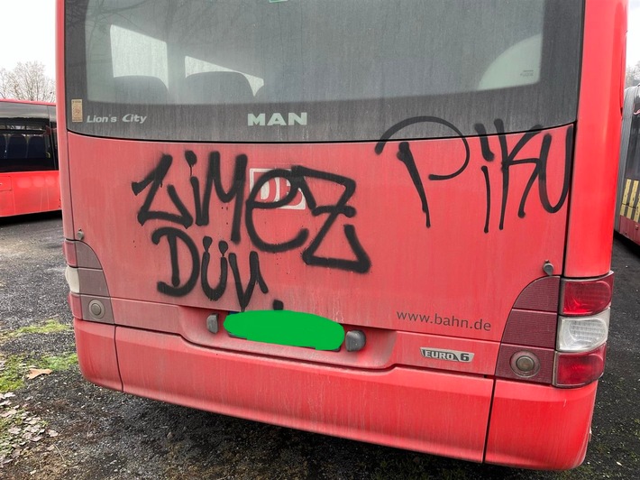 Vandalismusalarm: Unbekannte besprühen Busse in Hahnstätten!