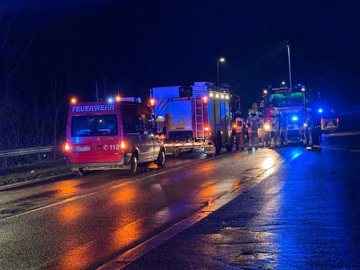 Verkehrschaos auf dem Klever Ring: Transporter kippt um und beschädigt Blitzer!