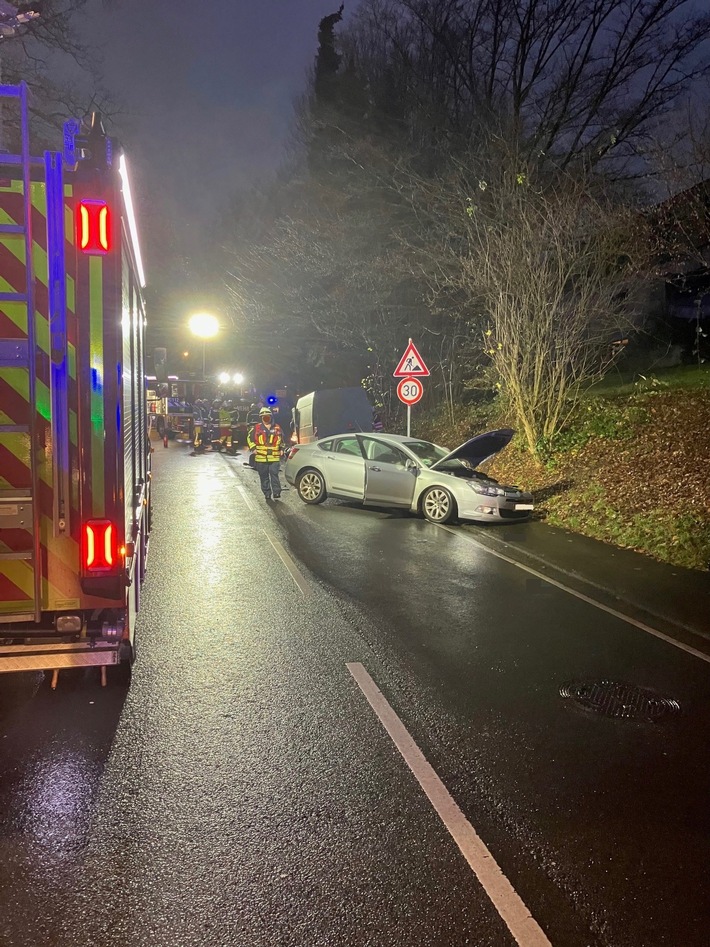 Verkehrschaos in Hattingen: Zwei Verletzte bei Crash zwischen PKW und Transporter