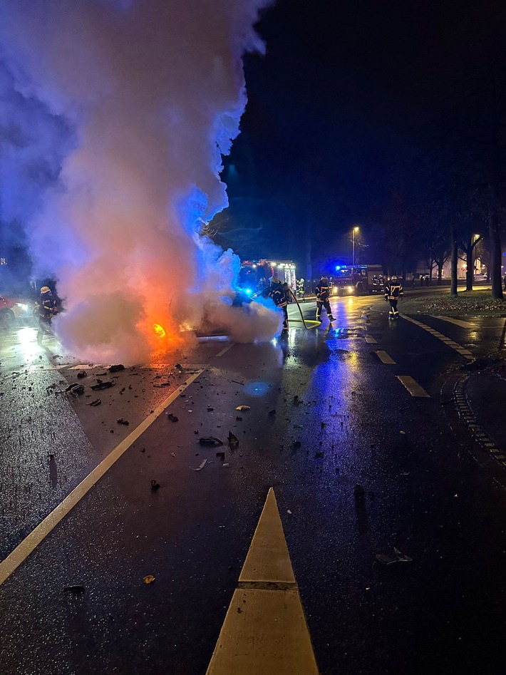 Verkehrsdrama an Weihnachten: PKW lichterloh in Celle brennend!