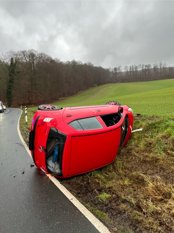 Verkehrsunfall auf L 493: 55-Jährige fährt in Leitplanke und verletzt sich