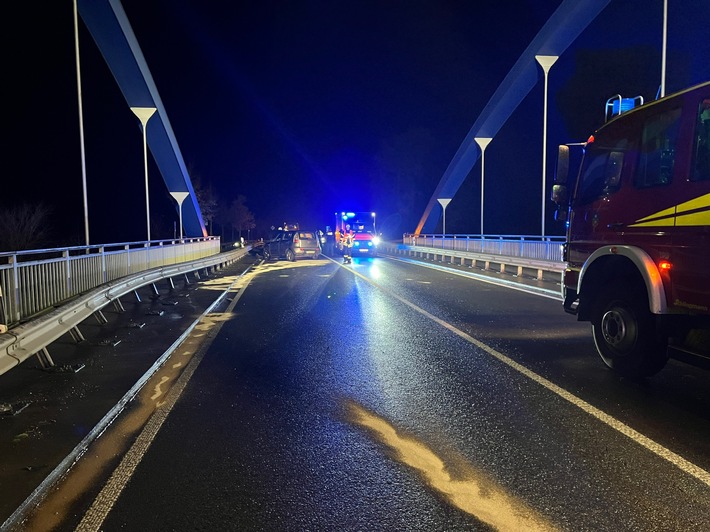 Verkehrsunfall auf Wesel-Datteln-Kanal-Brücke: Feuerwehr im Einsatz!