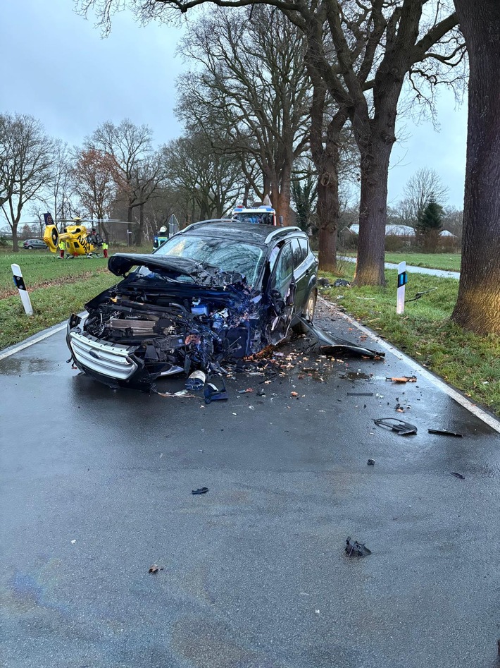 Verkehrsunfall in Nordloh: Pkw kracht gegen Baum – Fahrer verletzt!