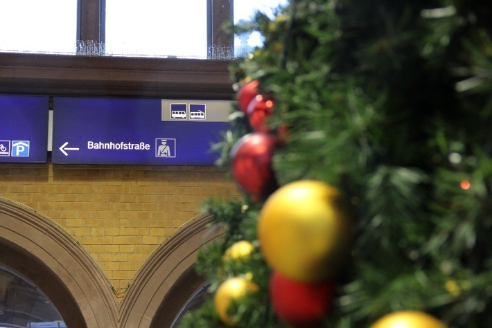 Weihnachtsbaum-Dieb gefasst: Mann klaut Kugel im Erfurter Hauptbahnhof!