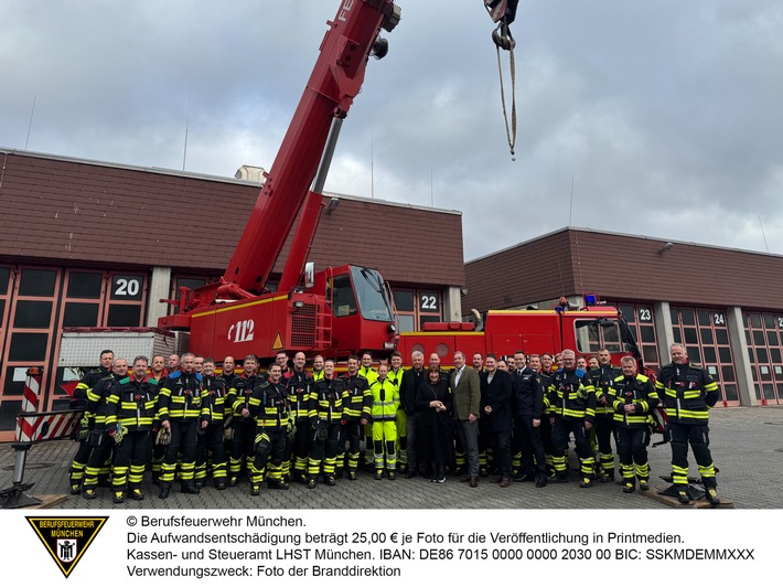 Weihnachtsbesuch beim Löschdienst: OB Reiter ehrt Münchens Feuerwehrhelden