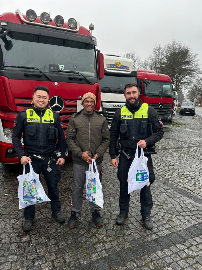 Weihnachtsgeschenke für Berufskraftfahrer: Polizei überrascht mit Tüten!