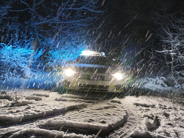 Winterchaos im Eifelkreis: Lkw blockieren Straßen durch Schneefall!