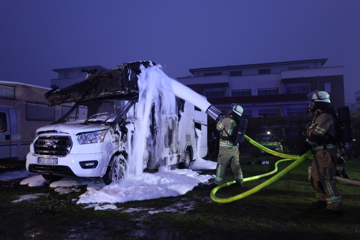 Wohnmobil in Flammen: Feuerwehr Kleve rettet die Nacht!