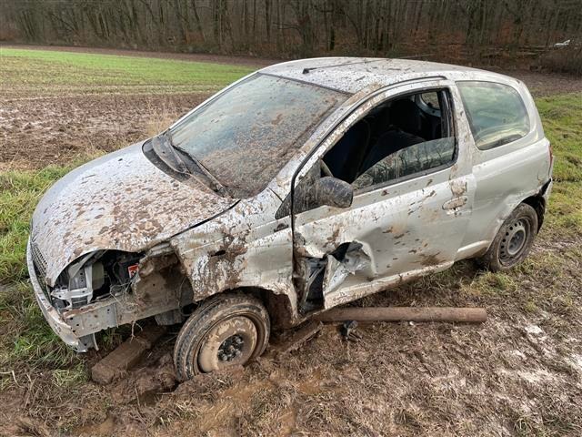 Zerstörter Toyota Yaris nach Diebstahl: Wer sieht das Wrack?