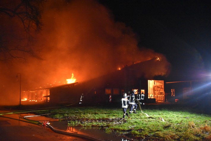 Zeugenaufruf: Drama in Barnstedt – Feuerwehr löscht nächtlichen Brand!