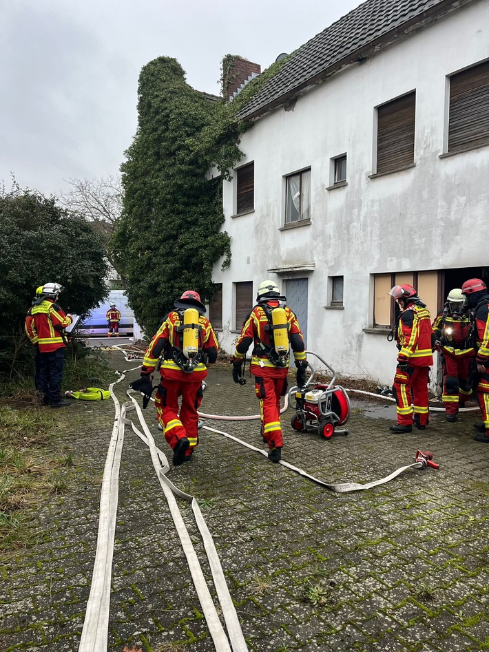 Zimmerbrand in Düren-Niederau: Feuerwehr mit 45 Einsatzkräften vor Ort!