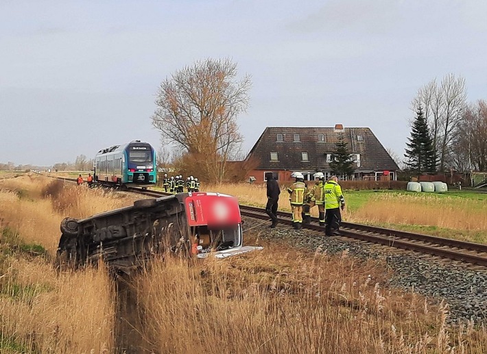 Zug crasht in Kleintransporter: Fahrer in Witzwort verletzt!