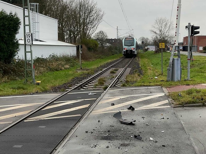 Zugunfall in Bocholt: PKW mit Regionalzug kollidiert – Alle Passagiere wohlauf!