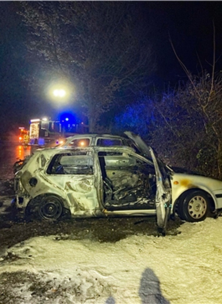 Zwei Autos in Monheim in Flammen: Polizei bittet um Hinweise!