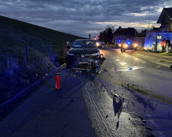 Zwei Verletzte nach Unfall in Grünendeich – Feuerwehr im Einsatz!