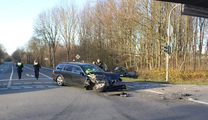 Zwei Verletzte nach heftigem Unfall an der Broicher Kreuzung!