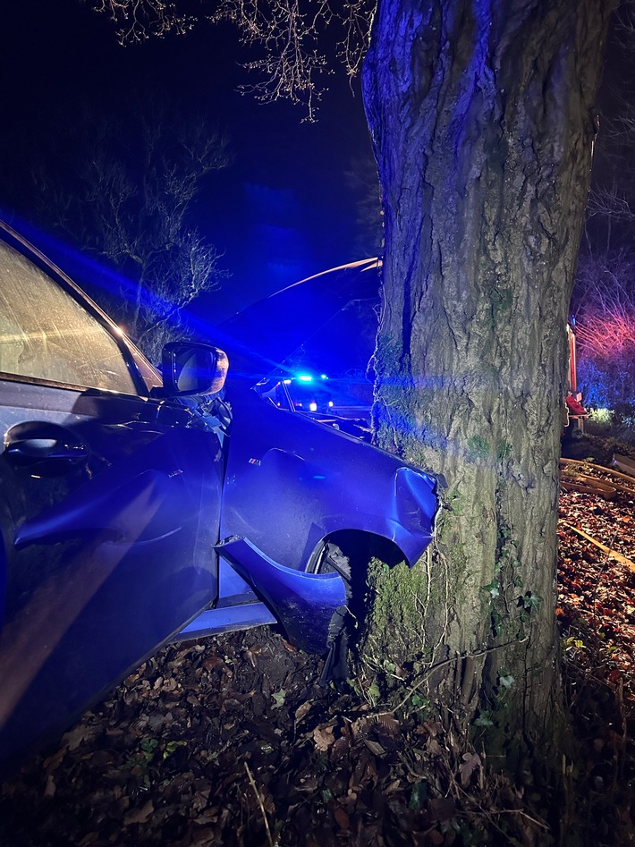 eCall-System rettet Leben: Feuerwehr bei Verkehrsunfall in Detmold im Einsatz