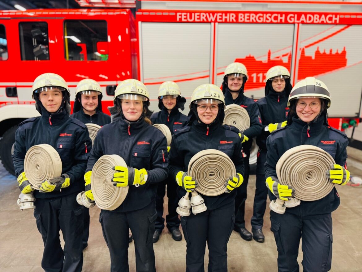 Acht neue Feuerwehrleute starten Ihre Ausbildung in Bergisch Gladbach!