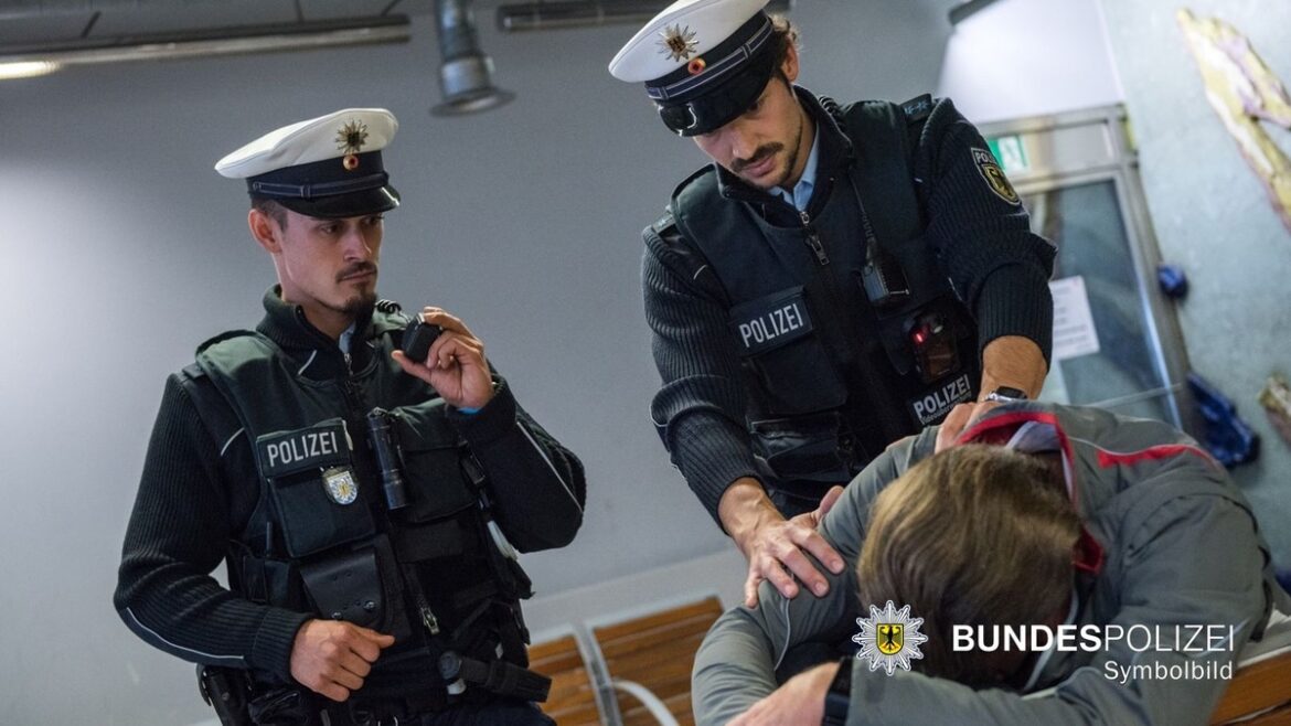 Aggressiver Mann greift Bundespolizei im Münchner Hauptbahnhof an!