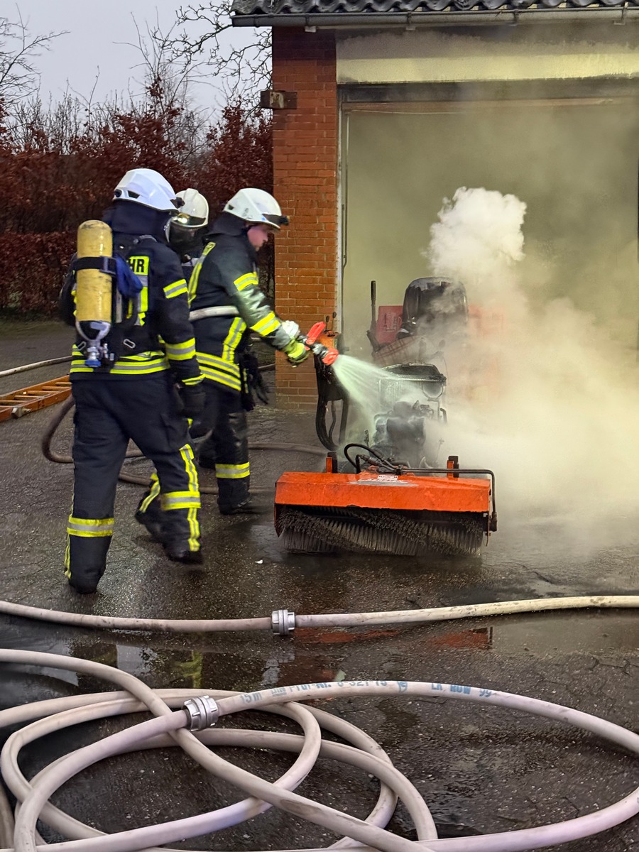 Alarmstufen rot: Garagenbrand in Elsdorf – Feuerwehr rettet Schlimmeres!