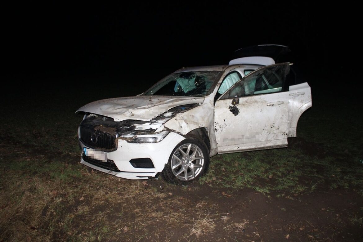 Alkohol am Steuer: Volvo überschlägt sich auf dem Acker in Petershagen!