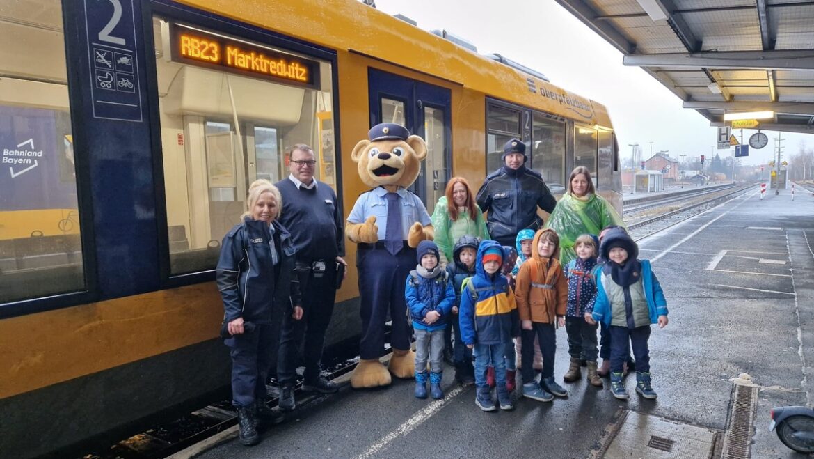 Aufgepasst! Schulkindern lernen mit Polizeibär Toni Sicherheit im Zugverkehr