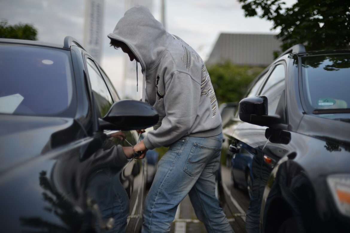 Auto-Unfälle: Kripo warnt vor Diebstählen aus unverschlossenen Fahrzeugen!