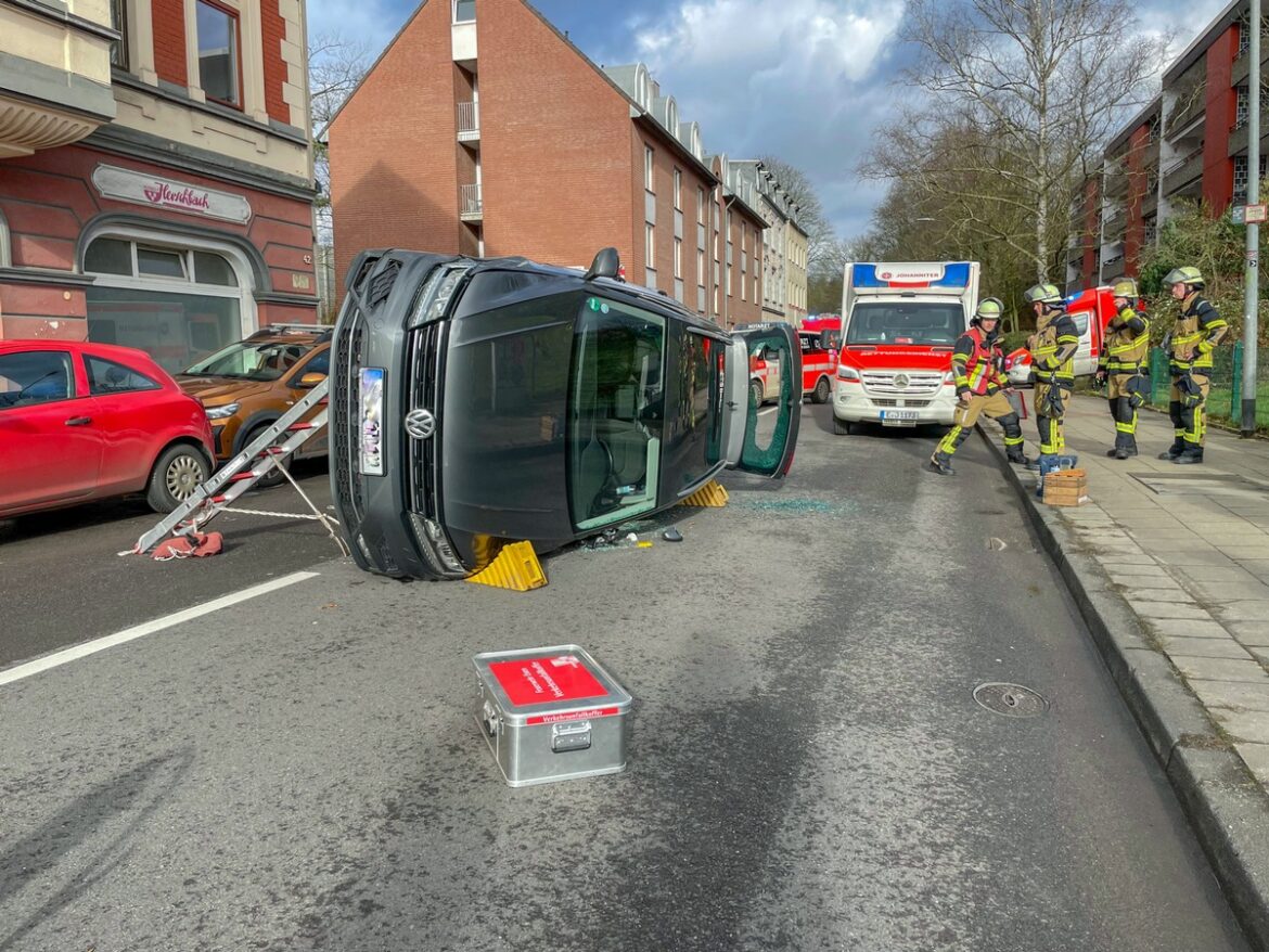 Auto kippt auf die Seite: Fahrer bei Unfall in Kupferdreh leicht verletzt!