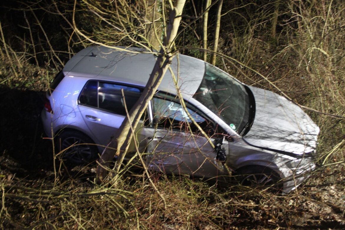 Auto kracht in Bäume: Drogenverdacht bei Unfall in Jüchen!