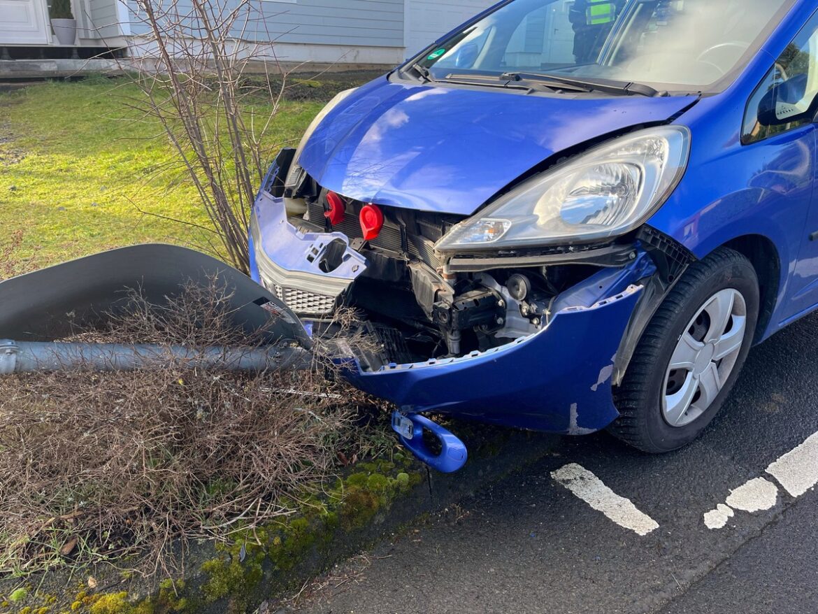 Betrunkene Fahrerin flüchtet nach Unfall in Waldbröl – Polizei gefunden!