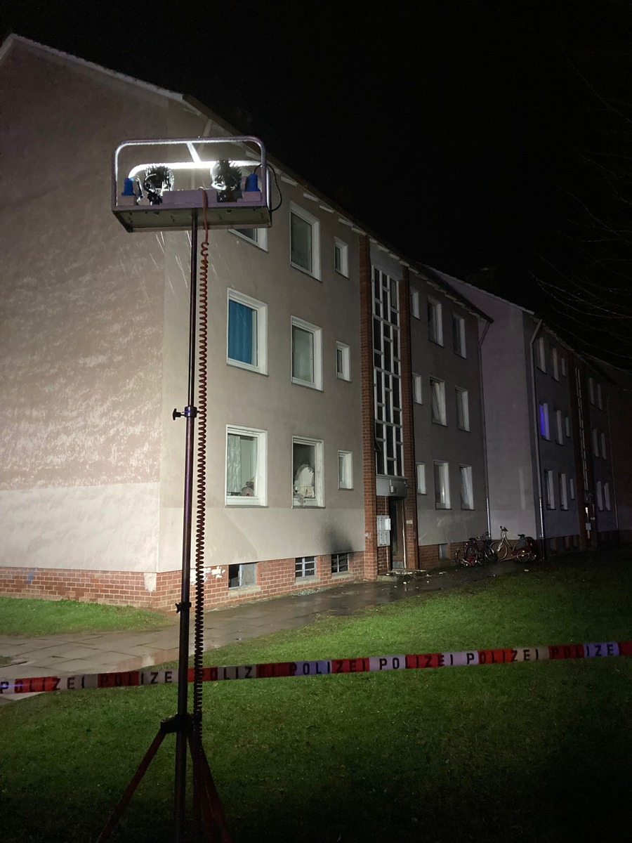 Brand im Mehrfamilienhaus: Feuerwehr rettet sieben Bewohner aus Rauch!