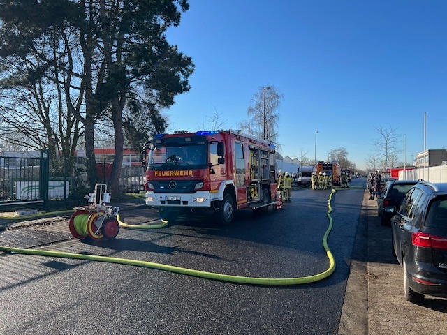 Brand in Tönisvorst: Feuerwehr rettet Halle vor Flammeninferno!