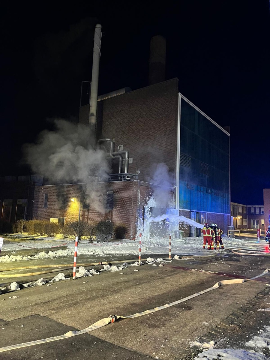 Brandgefahr in Düren: Feuerwehr kämpft gegen infernalisches Kesselhaus-Feuer!