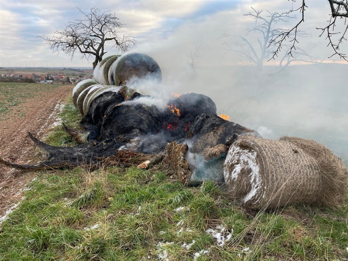 Brennende Strohballen bei Steinbach: Polizei sucht Zeugen!