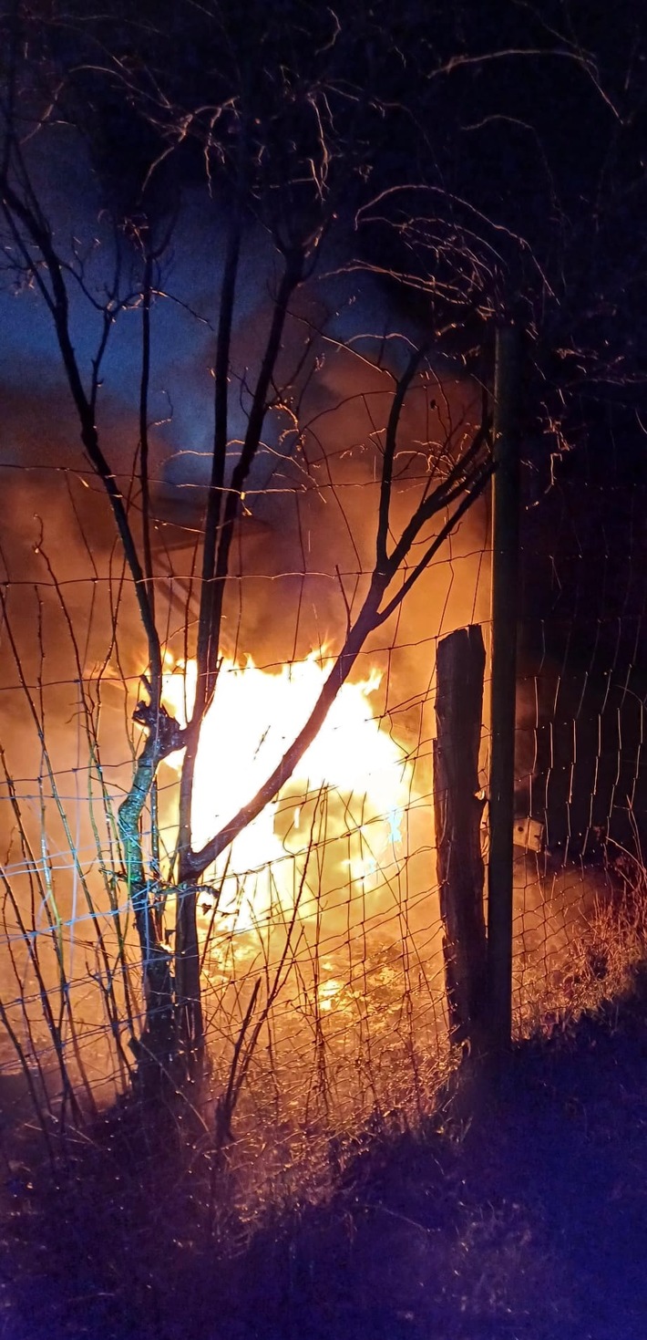 Brennender PKW in Herdecke: Feuerwehr im nächtlichen Einsatz!