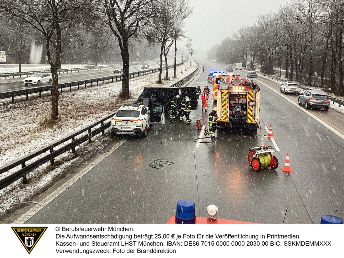 Chaos auf der A95: Anhänger löst sich und verletzt BMW-Fahrer!