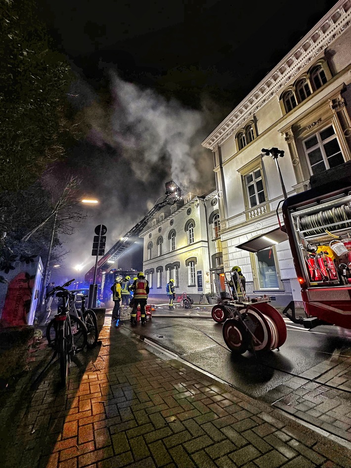 Dachstuhlbrand auf Erftstraße: Feuerwehr rettet Situation ohne Verletzte!