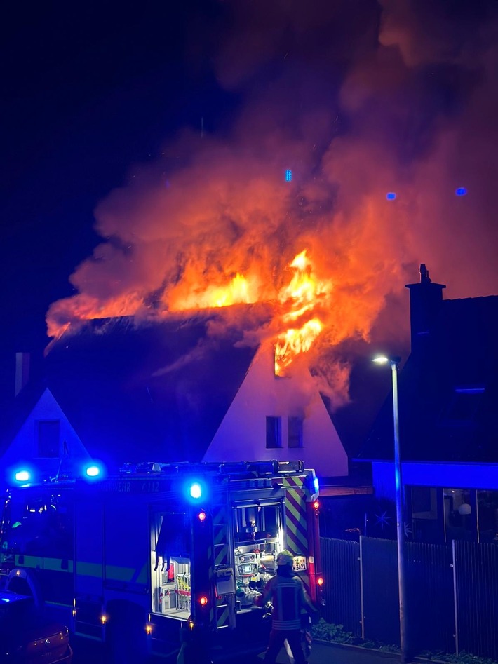 Dachstuhlbrand in Heiligenhaus: Feuerwehr kämpft fünf Stunden gegen Flammen