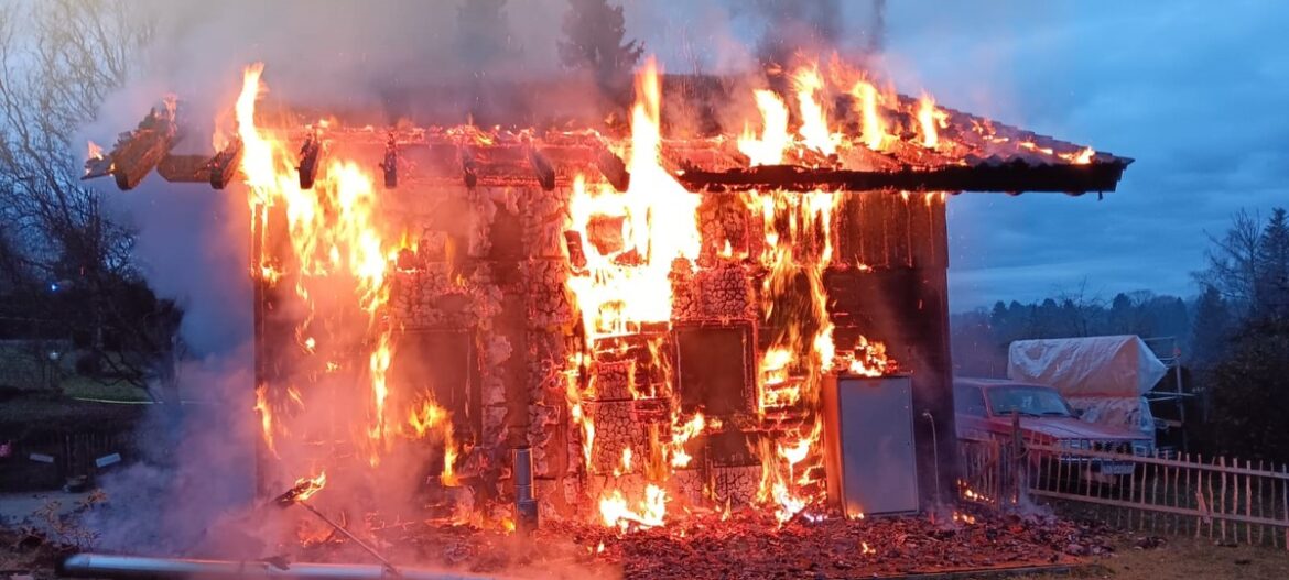 Dachstuhlbrand in Pforzheim: Feuerwehr rettet leere Wohnung vor Flammen!