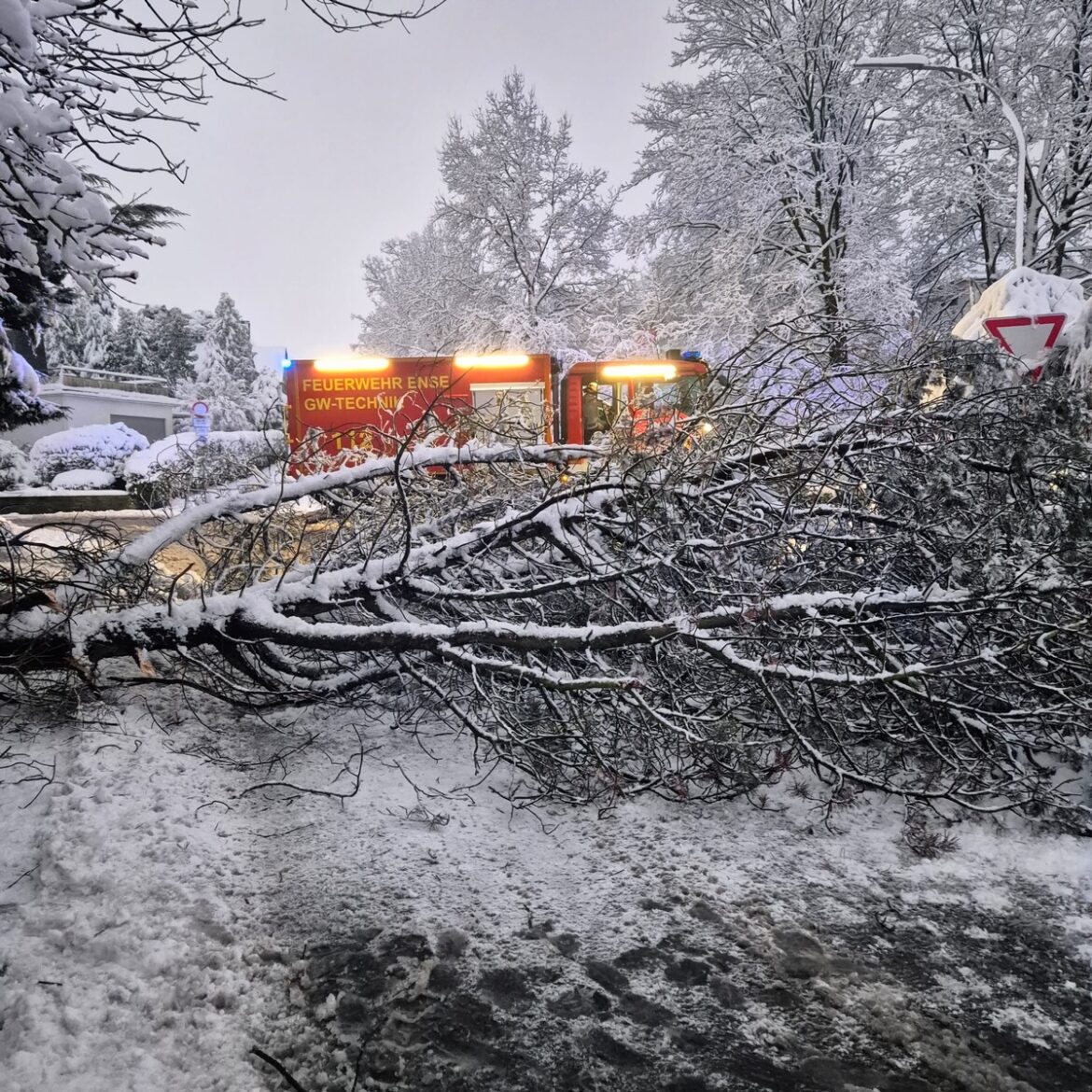 Dauer-Einsatz der Feuerwehr Ense: Winterchaos im Kreis Soest!